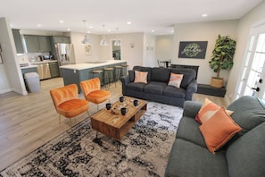 Smart TV, fireplace, video games, books - ☀Scottsdale, Pool, Putting green, HotTub & Putt Putt, large kitchen, 6BR (Scottsdale)