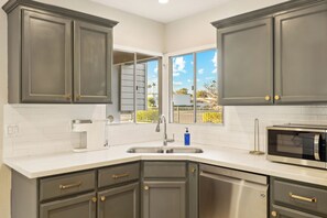 Fridge, microwave, oven, stovetop - ☀Scottsdale, Pool, Putting green, HotTub & Putt Putt, large kitchen, 6BR (Scottsdale)