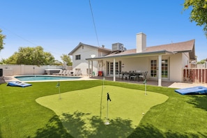 Outdoor dining - ☀Scottsdale, Pool, Putting green, HotTub & Putt Putt, large kitchen, 6BR (Scottsdale)