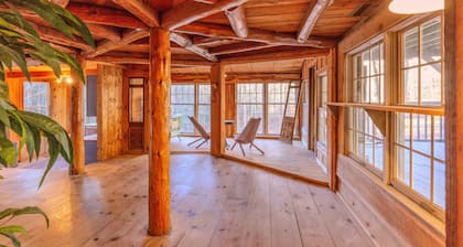 Incredible Smoky Mtn Lodge w/ Hot Tub Trails & Creek