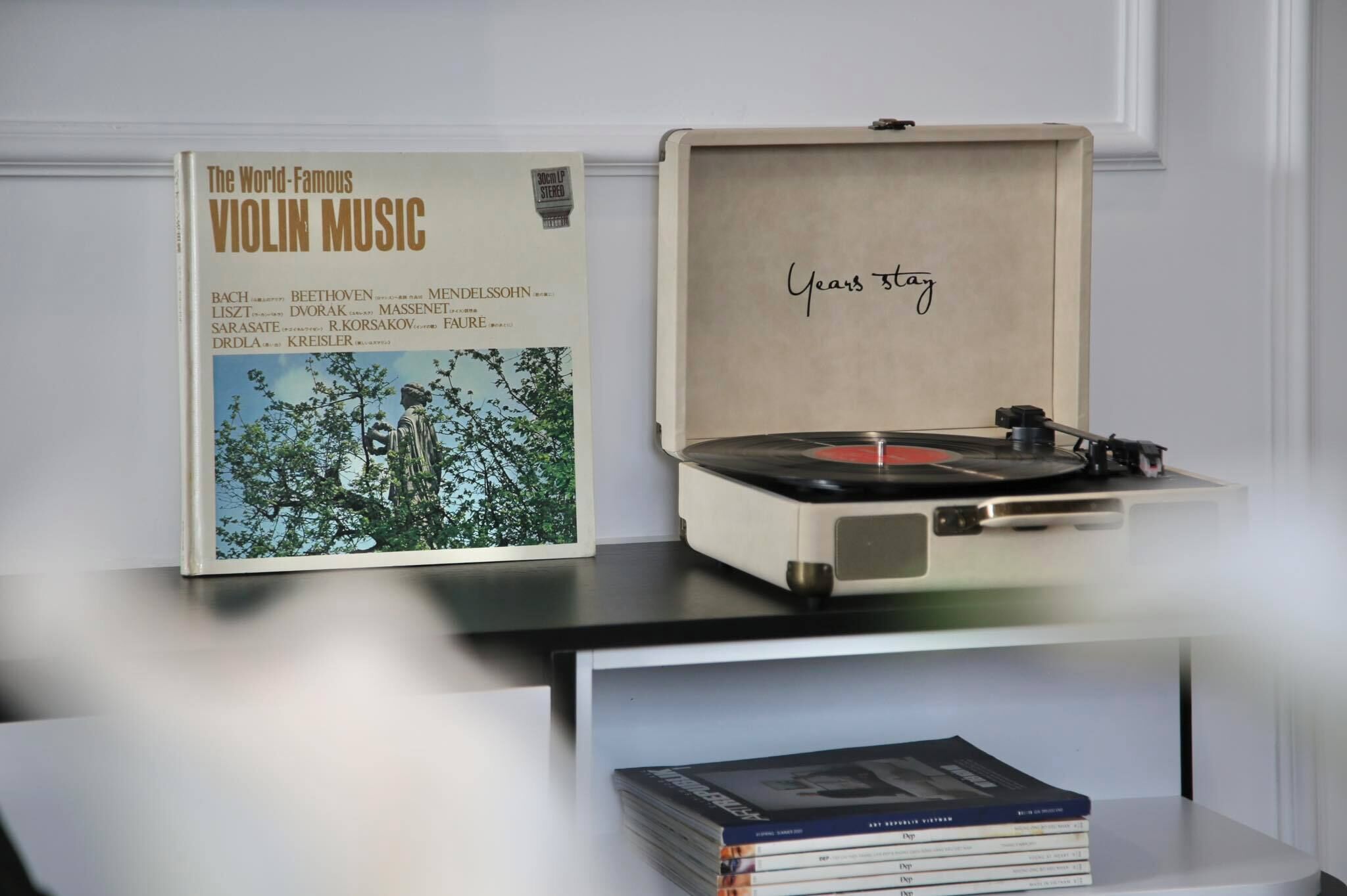 Um toca-discos com um disco de vinil e um livro intitulado 