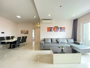 Apartamento Deluxe, 3 habitaciones, vistas a la ciudad | Zona de estar