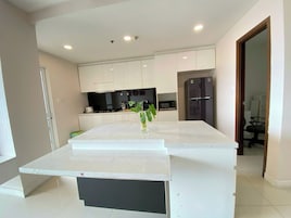 Refrigerador, microondas, placa de cocina, silla alta para bebés