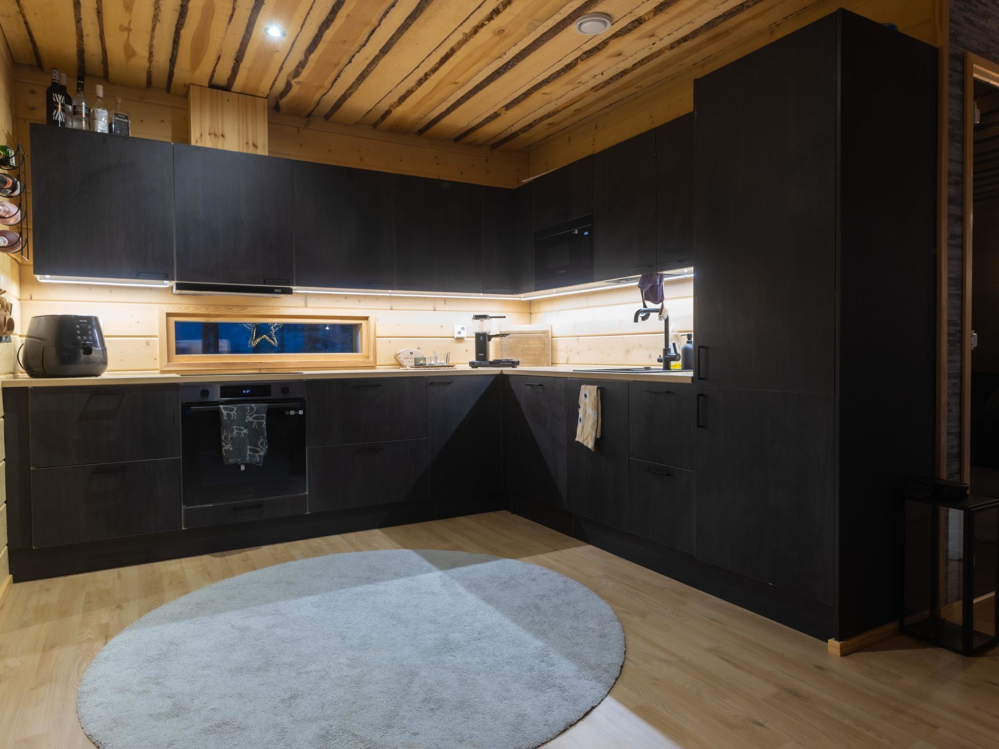 Fridge, microwave, dishwasher, cookware/dishes/utensils