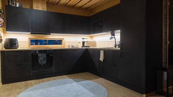 Fridge, microwave, dishwasher, cookware/dishes/utensils