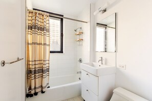 Een haardroger, handdoeken