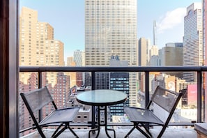 Outdoor dining - Blueground | Midtown West, gym & AC, nr Times Sq (Midtown)