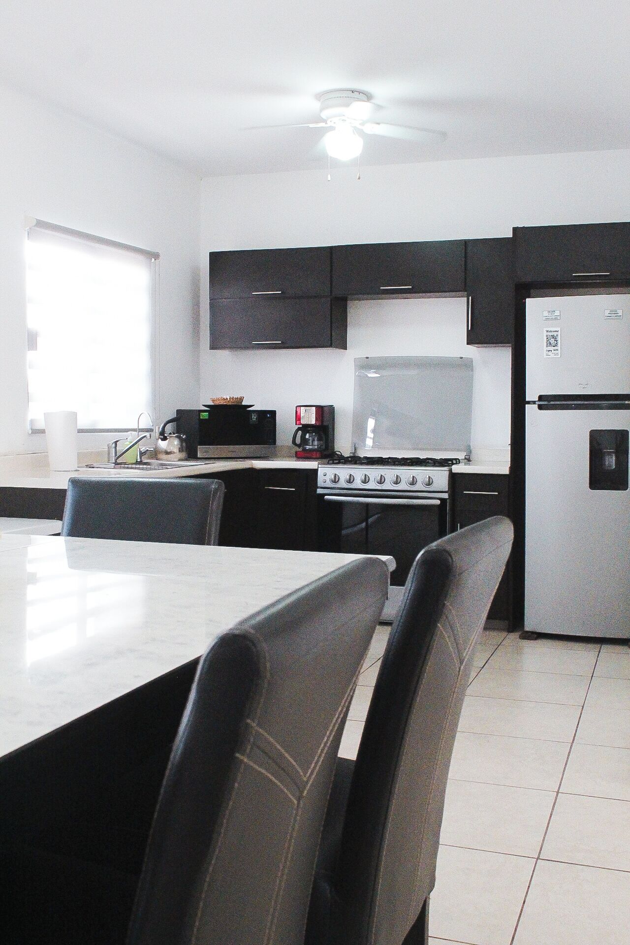 Cafetera o tetera, frigorífico, horno y placa de cocina