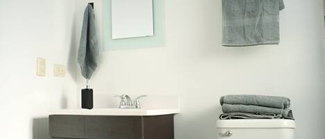 Ducha, toallas, jabón y papel higiénico