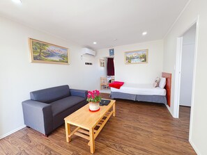 Living area - 136 St George Motel (Auckland)