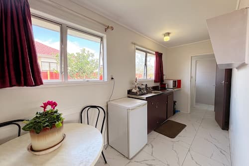 Room, 1 Bedroom, Kitchenette | Private kitchen | Mini-fridge, microwave, toaster, cookware/dishes/utensils