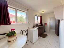 Room, 1 Bedroom, Kitchenette | Private kitchen | Mini-fridge, microwave, toaster, cookware/dishes/utensils