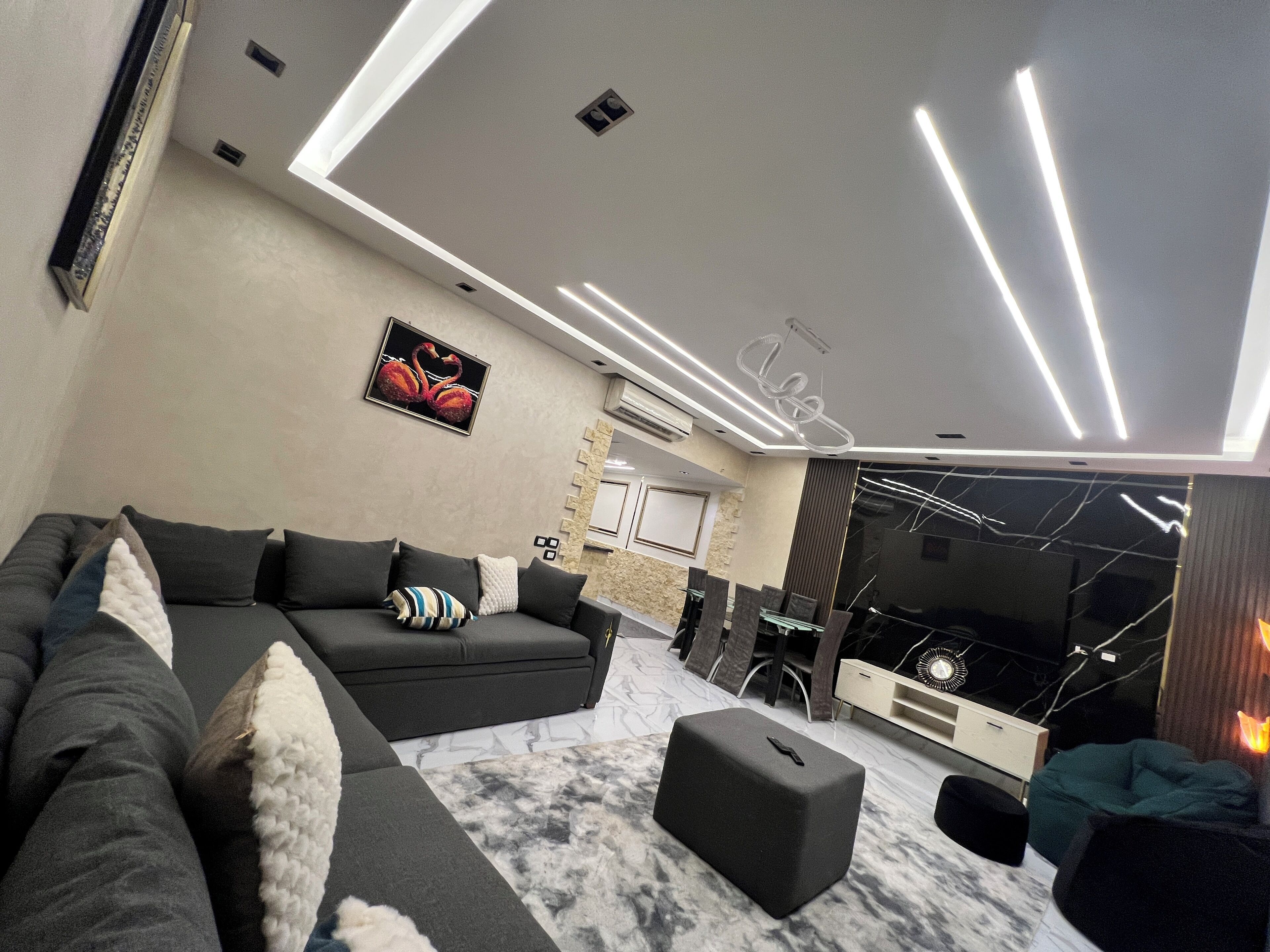 Smart-tv, een open haard, een computerscherm en een printer