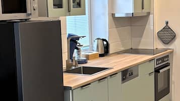 Een koelkast, een microgolfoven, een oven, een kookplaat