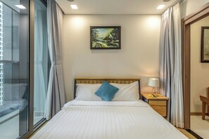 1 phòng ngủ, bàn, màn/rèm cản sáng
