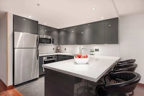 Refrigerador, microondas, horno y parrilla de estufa