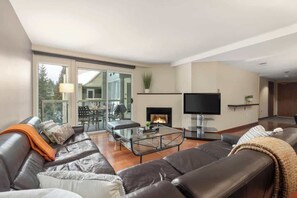 Televisie, een open haard en een kantoor