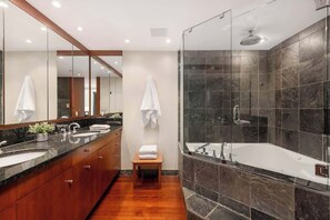 Shower, hair dryer, towels, shampoo - Modern slopeside condo w/ pool & gym (Whistler)