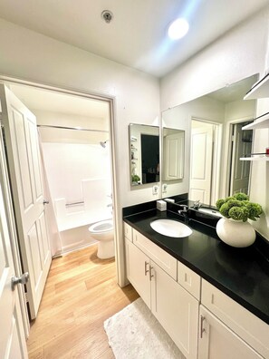 Sèche-cheveux, serviettes fournies, savon, papier toilette