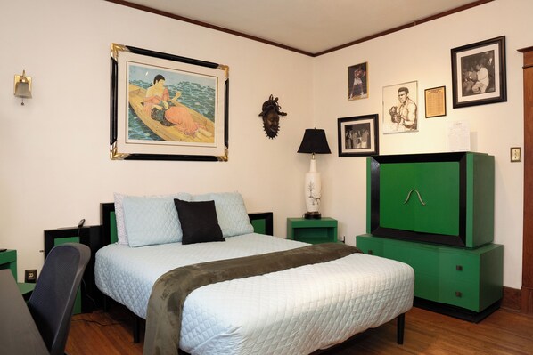 2 bedrooms, desk, iron/ironing board, WiFi