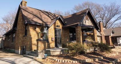 Cozy Midtown Bungalow near College, Rhodes View, Zoo, Beale Street & Graceland