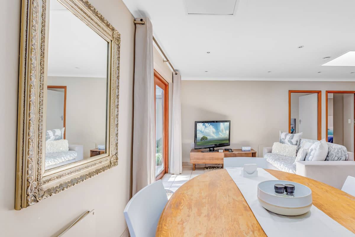 Deluxe Cottage | In-room dining