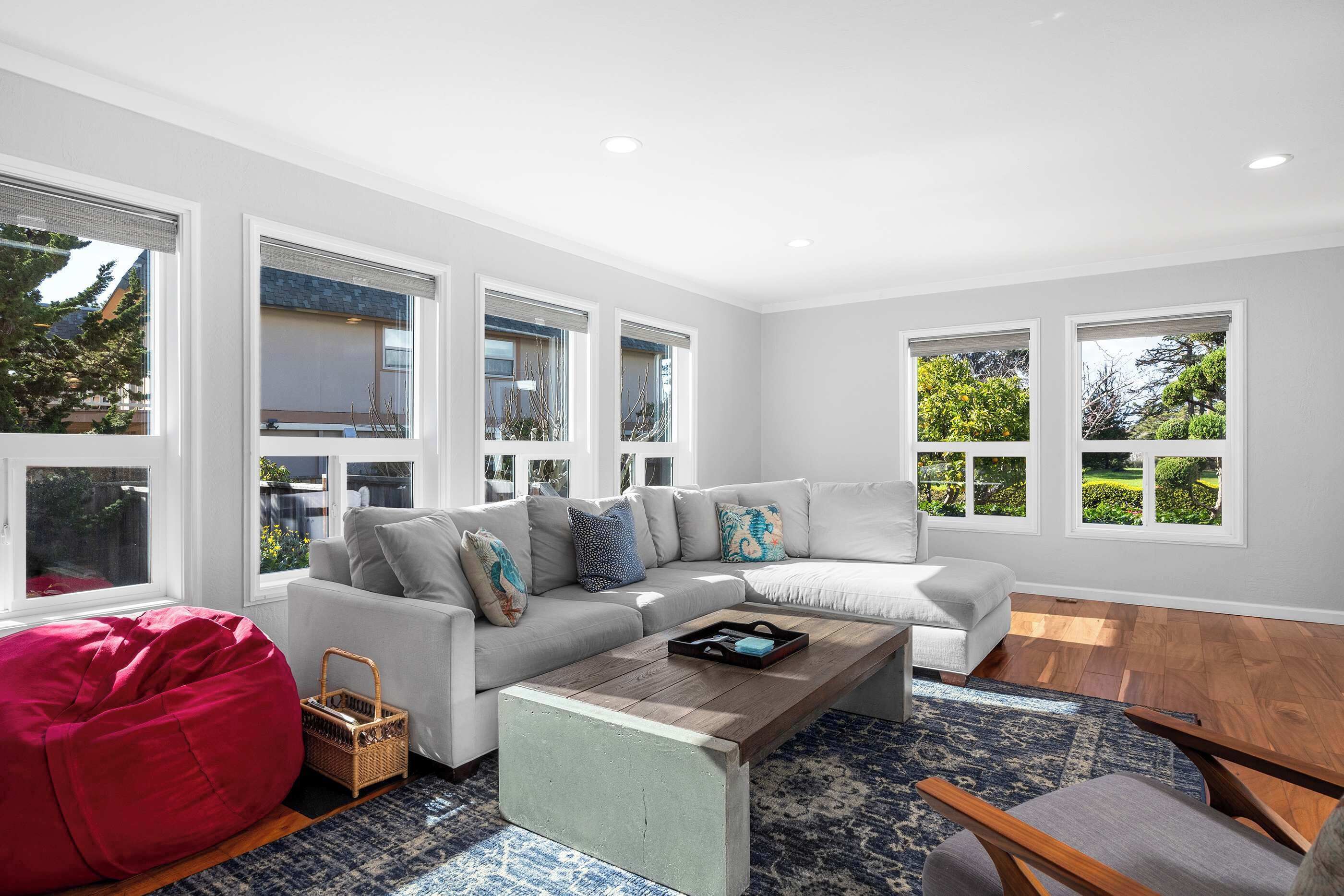 Een televisie en een open haard