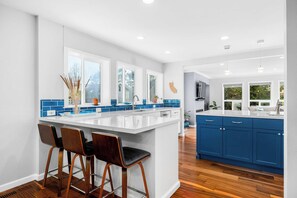 Réfrigérateur, four à micro-ondes, un four, surface de cuisson