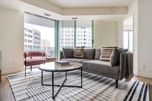 TV, stereo - Blueground | Ballston, pool & w/d, nr dining (Northern Virginia)