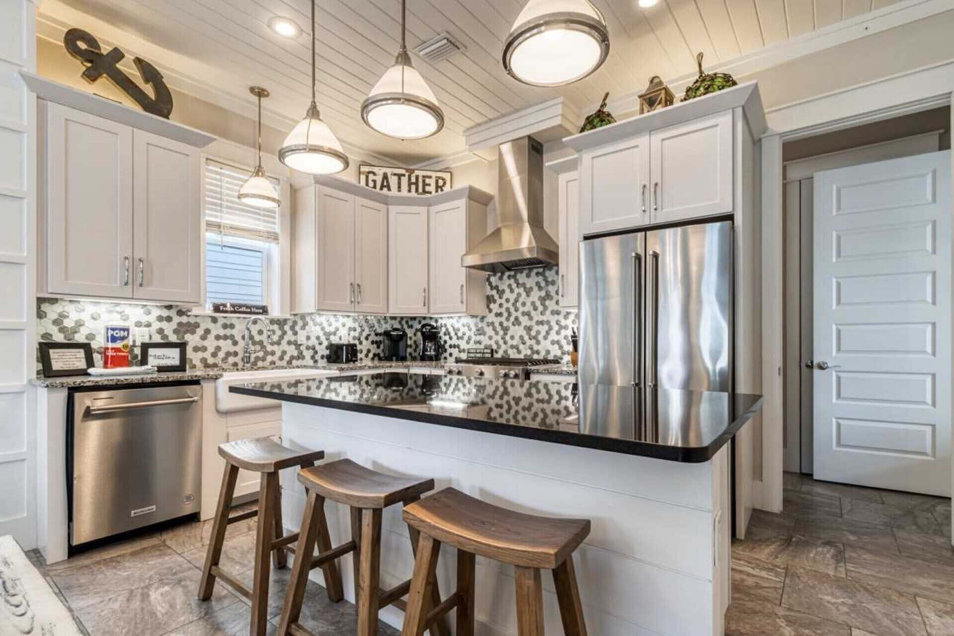 Kylskåp, mikrovågsugn, ugn och spishäll