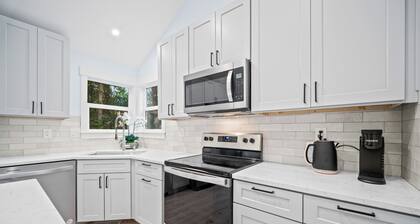 Charming 3-bedroom house in nice Clackamas with WiFi, AC