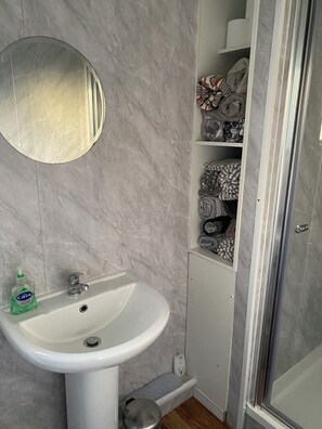 Douche, sèche-cheveux, bidet, serviettes fournies