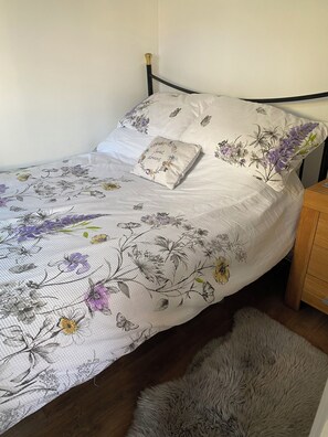 2 bedrooms, iron/ironing board, WiFi, bed sheets