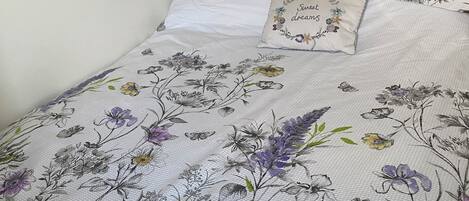 2 عدّة غرف نوم ومكواة/لوح كي وواي فاي وملاءات أسرّة