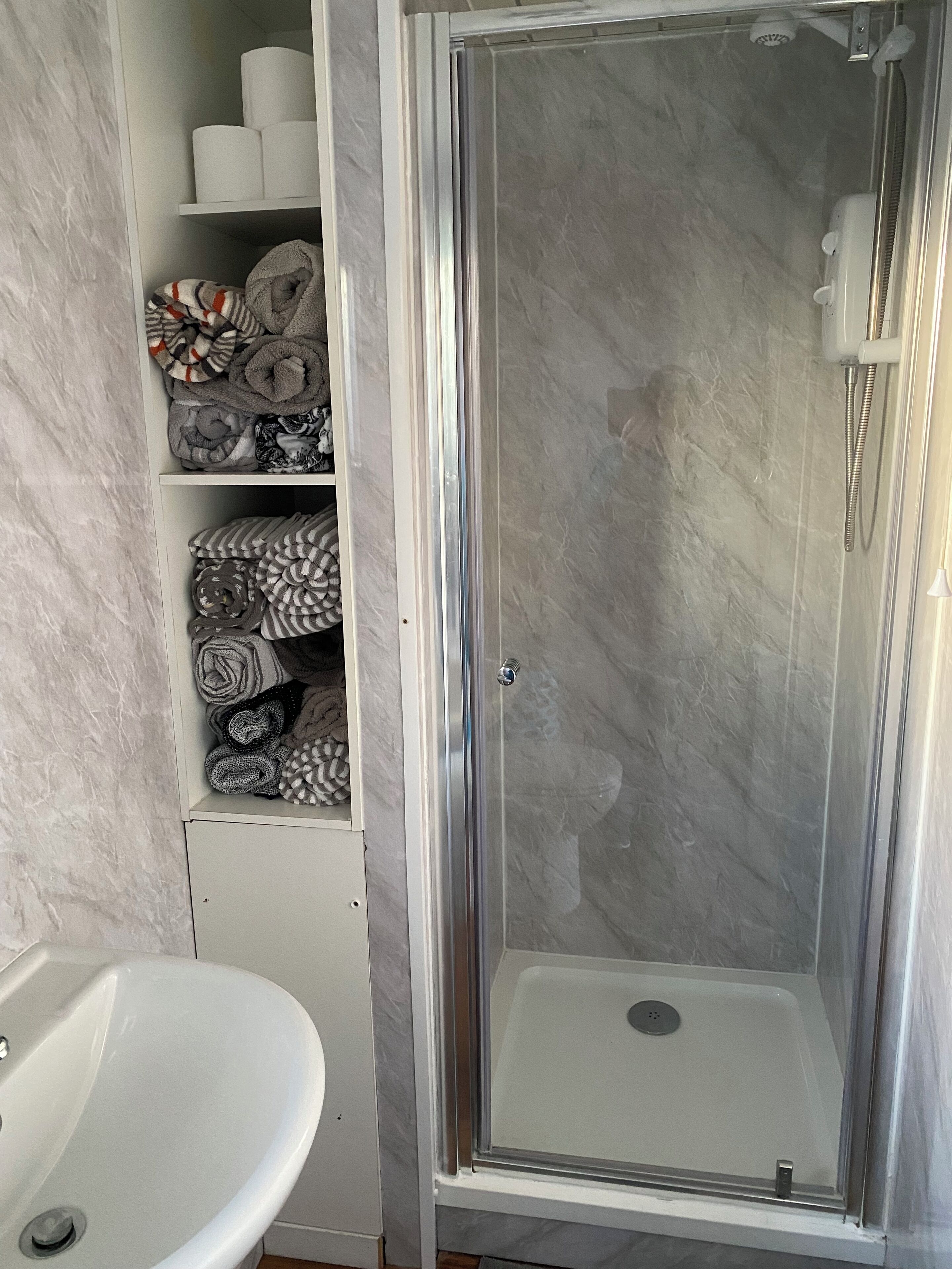 Douche, sèche-cheveux, bidet, serviettes fournies