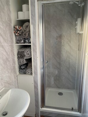 Douche, séchoir à cheveux, bidet, serviettes fournies
