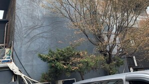 Un bâtiment orné de plusieurs enseignes, dont une affichant un numéro de téléphone et une autre représentant un symbole de maison.