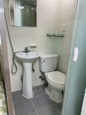 Douche, serviettes fournies, savon, papier toilette