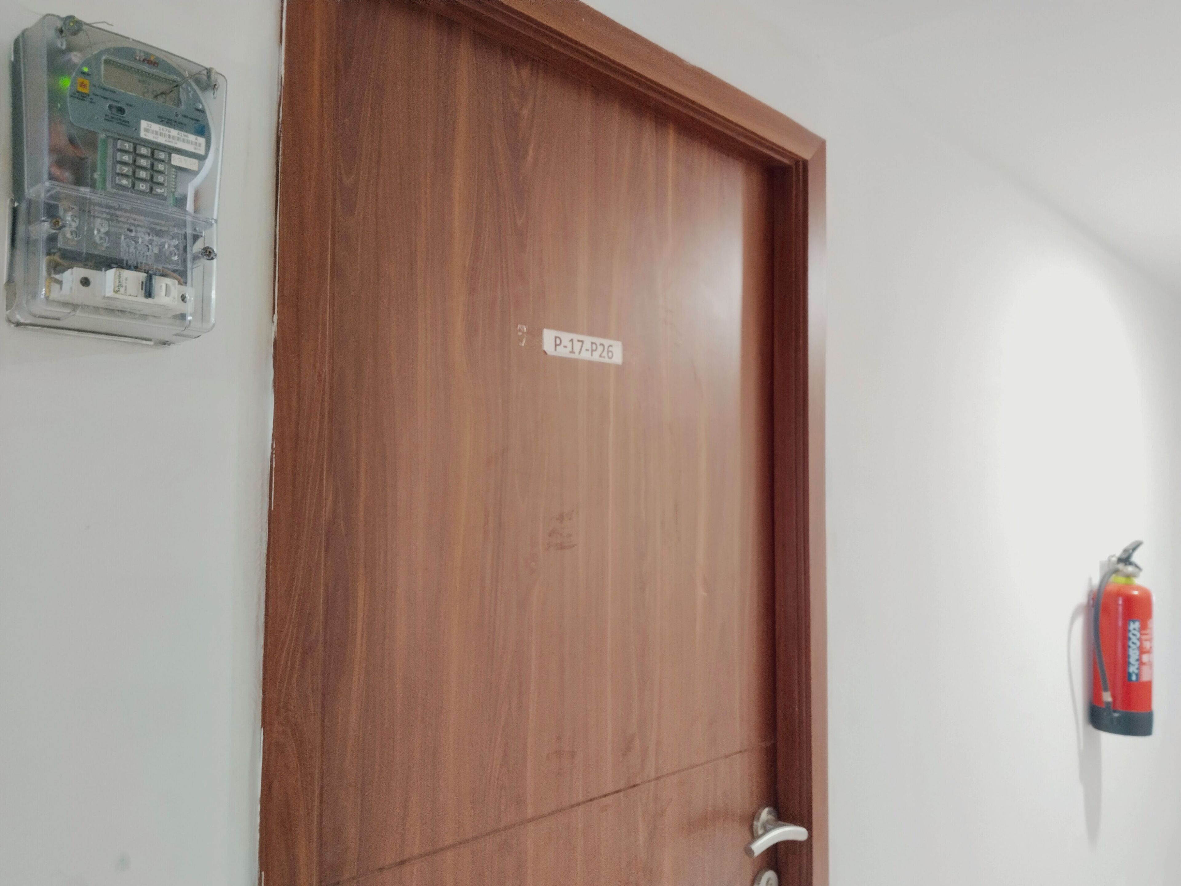 Una puerta de madera con una etiqueta que dice "P-17-B26".