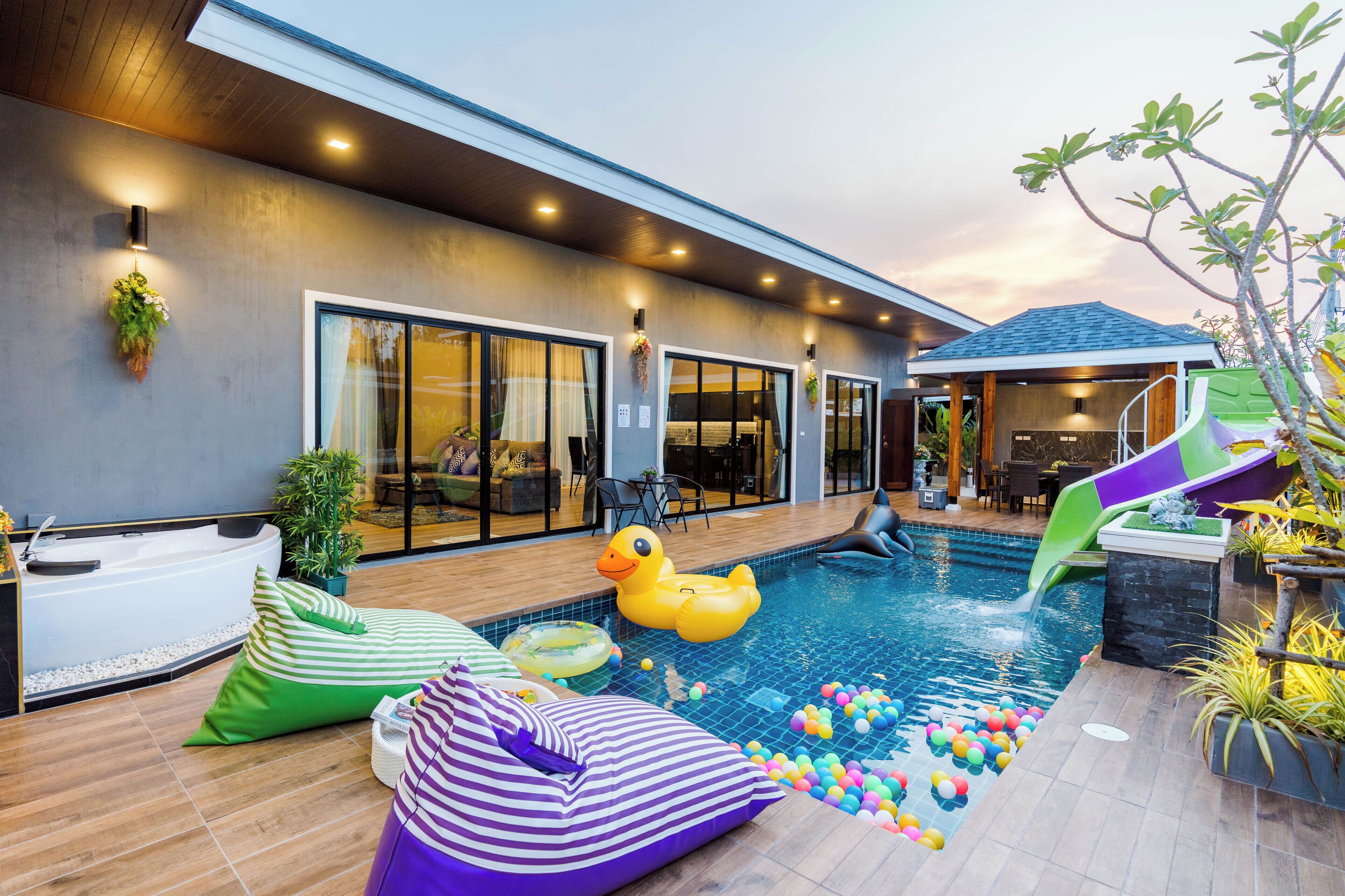 Una piscina al aire libre