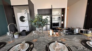 Una cocina moderna con comedor listo para una comida.