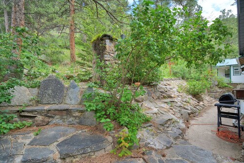 Charming 2-bedroom cottage on the river.  31-night minimum stay.