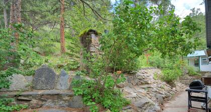 Charming 2-bedroom cottage on the river. 31-night minimum stay.