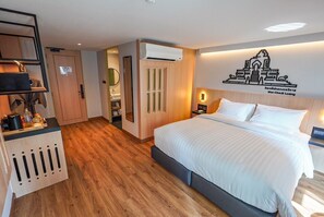 デラックス ルーム キングベッド 1 台 バルコニー シティビュー | セーフティボックス (室内)、アイロン / アイロン台、WiFi (無料)