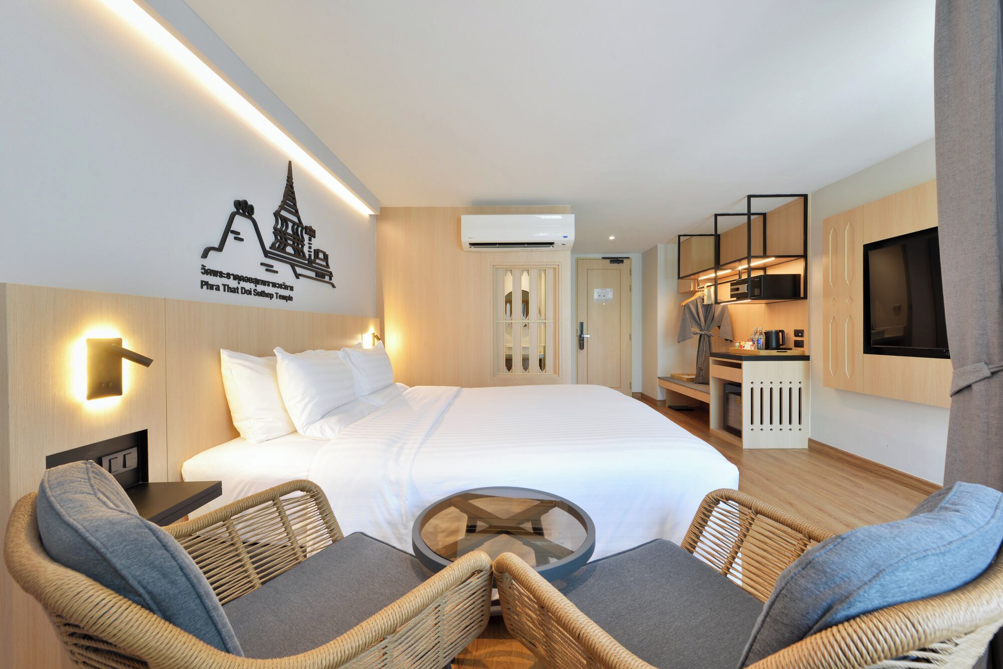 Deluxe Room, 1 King Bed, Balcony, City View