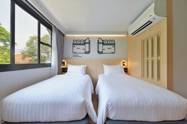 Chambre supérieure avec lits jumeaux, vue sur la ville | Coffre-fort, fer et planche à repasser, accès au Wi-Fi (inclus)