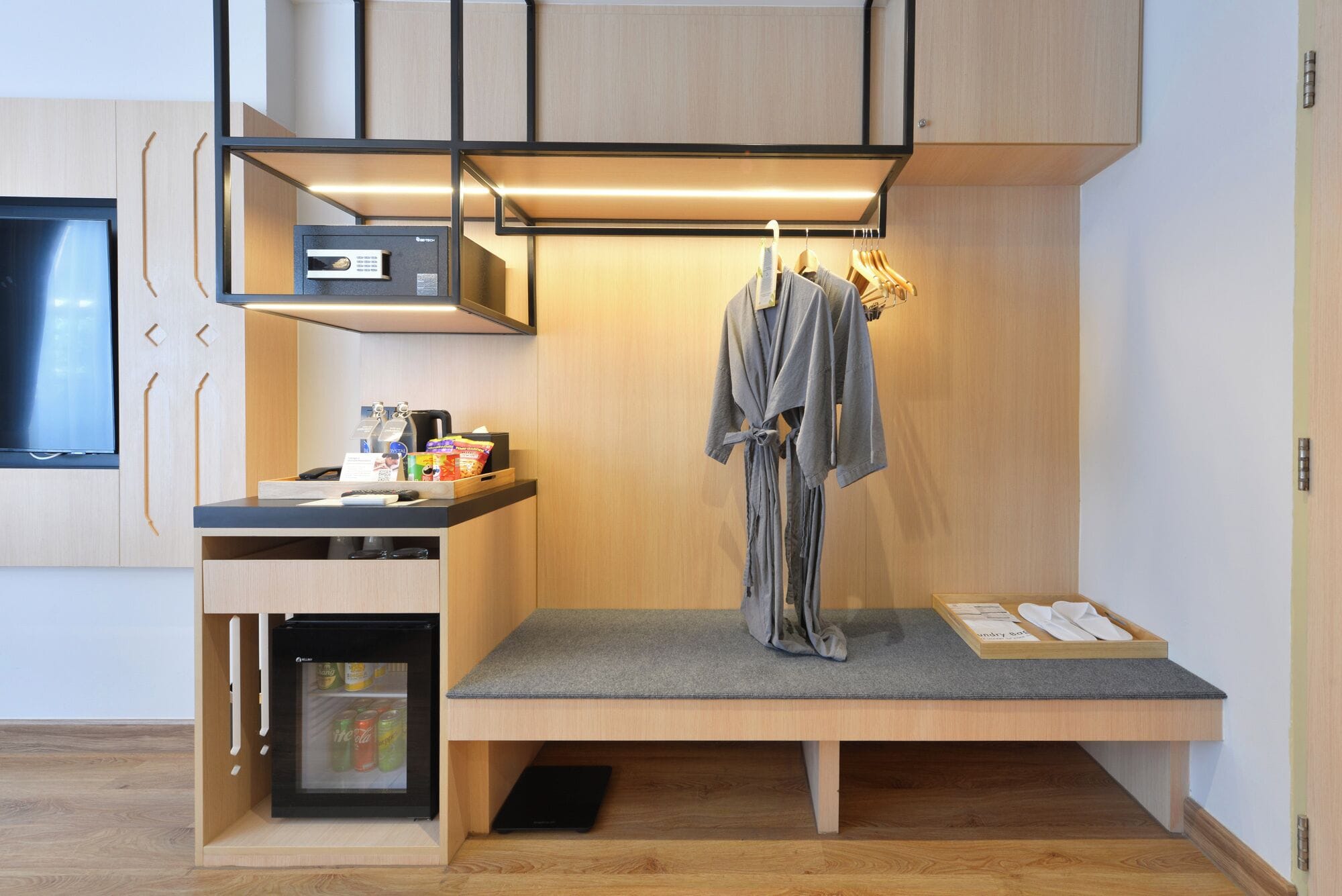 Superior Room, 1 King Bed, Garden View | In-room safe, iron/ironing board, free WiFi