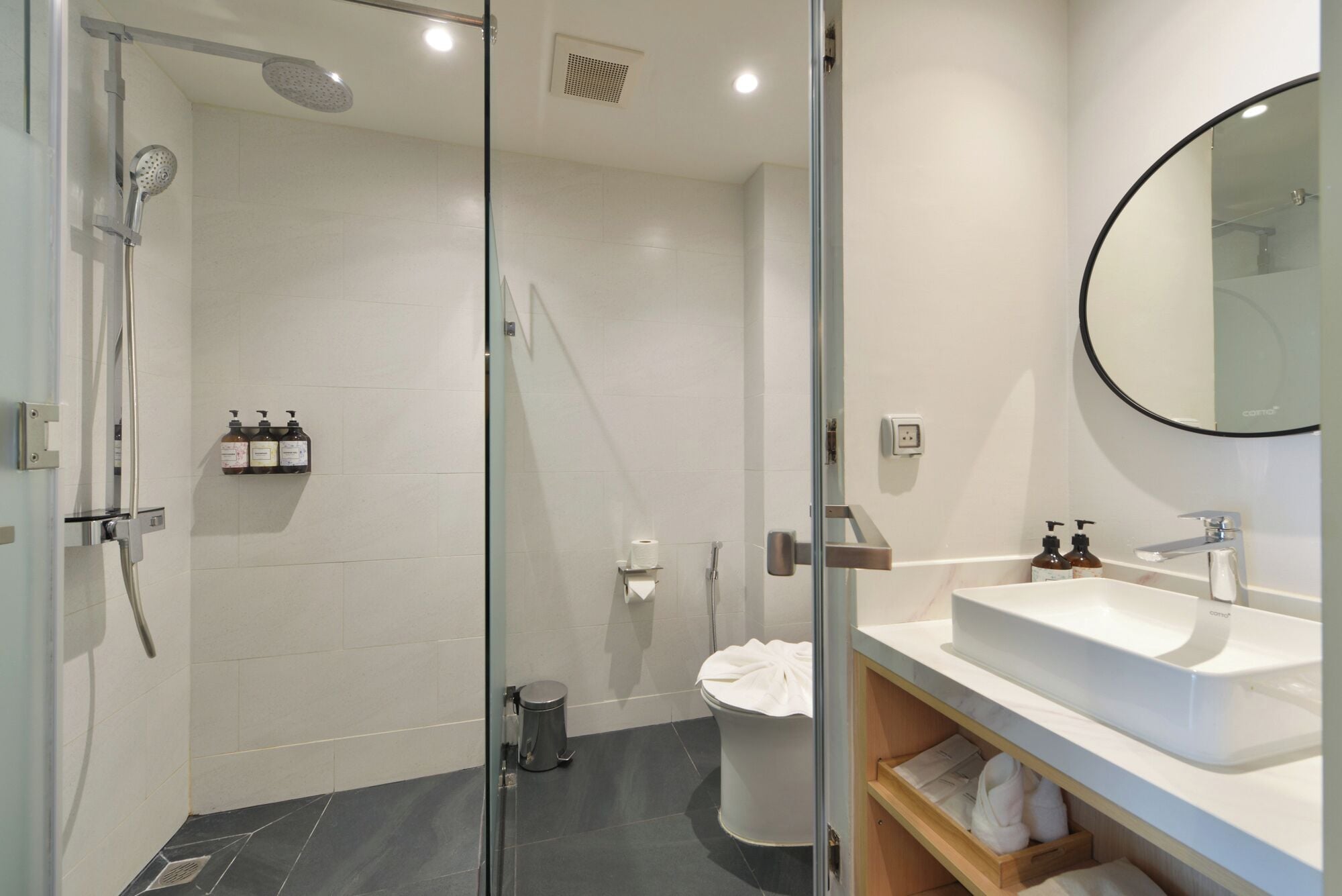 Habitación Deluxe, 1 cama de matrimonio grande, balcón, vistas a la ciudad | Baño | Ducha, secador de pelo, albornoces y zapatillas