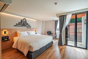 デラックス ルーム キングベッド 1 台 バルコニー シティビュー | セーフティボックス (室内)、アイロン / アイロン台、WiFi (無料)