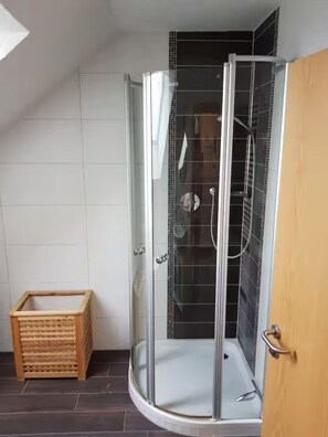 Secadora de cabello, toallas, jabón, papel de baño 